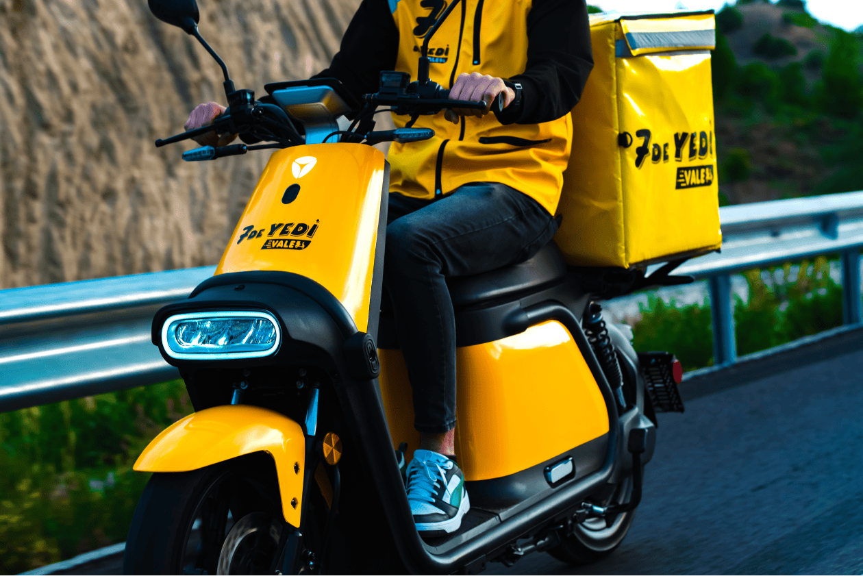7 de Yedi Vale kurye motoruyla güvenli teslimat yapıyor